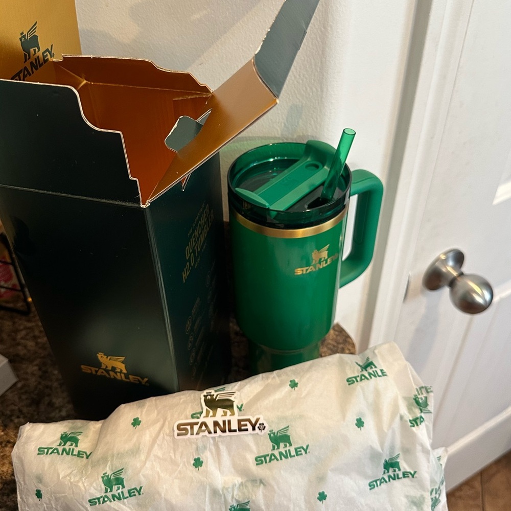 Stanley shamrock green 40oz - Picture 5 of 15
